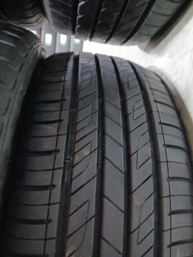 215 55 17 98V KUMHO SOLUS HS63 - Imagen 3