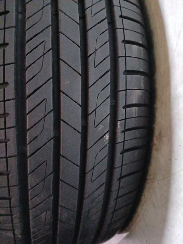 215 55 17 98V KUMHO SOLUS HS63 - Imagen 2